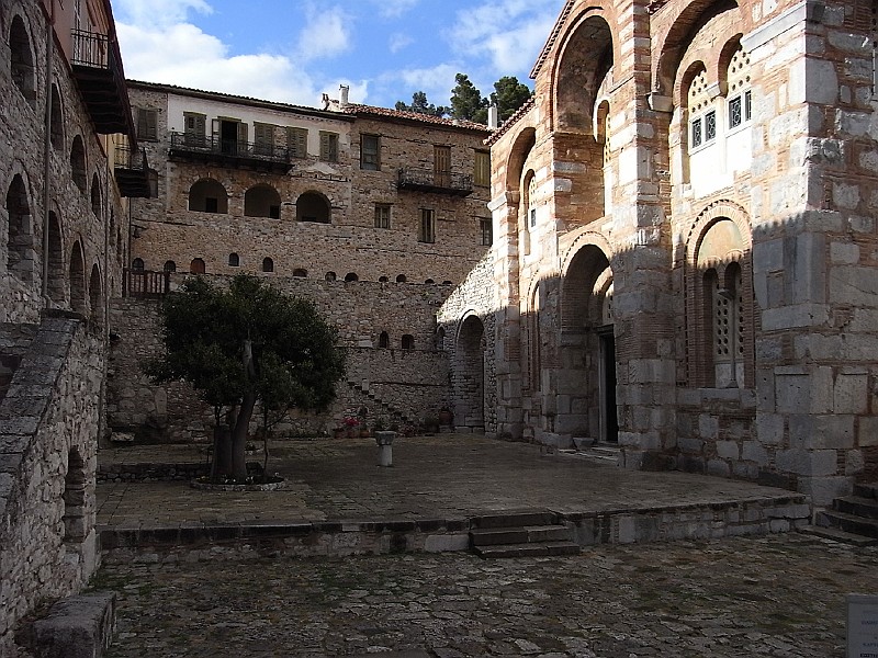 R0010055.JPG - Day 1: Hosios Loukas - Courtyard 2