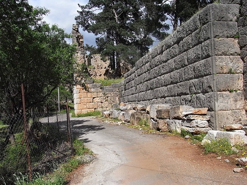 R0010102.JPG - Day 2: The castle of Amfissa 4